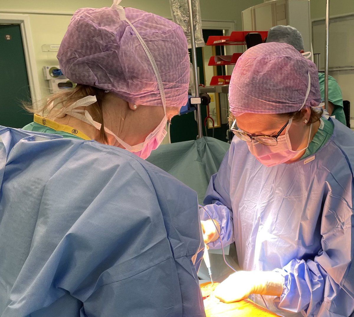 Flawless open aneurysm repair by two of our team @ROForsythe @oliviamcbride02 @RCSEd @EdinSurg @EdinUniMedicine @RouleauxClub #WomenInSurgery #WomenPhysiciansDay #WomenInVascularSurgery