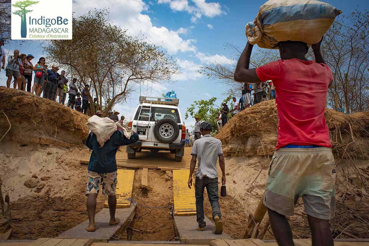 indigobe's tweet photo. Seguimos en la costa oeste de #Madagascar y en uno de los momentos que más expectación crea entre los viajeros, cruzar varios ríos de la zona en rudimentarias barcazas, generalmente a motor...
 ⠀ 
#ExpedicionMadagascar ⠀ 
  ⠀   
📸 ©Indigobe by @SergiReboredo https://t.co/xxWk3ChGEC