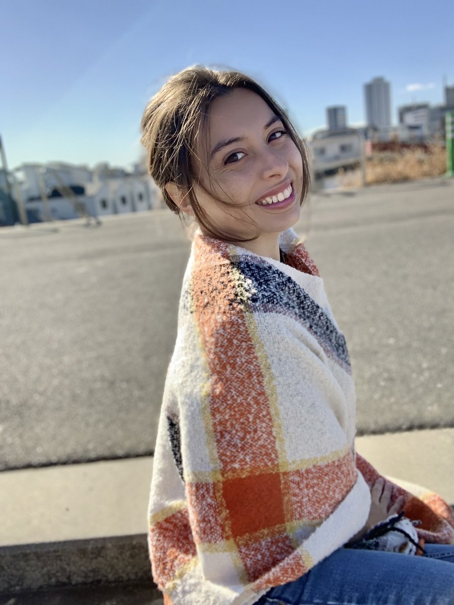 Reír es un placer, que todos podemos disfrutar. 
笑顔は娯楽、皆で楽しむことができる。
Smile is a pleasure, we all can enjoy.
#😁❤️