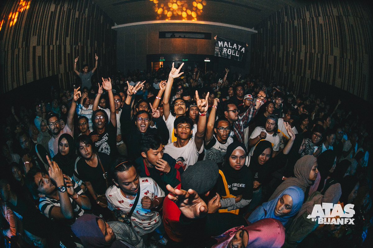 artherockshow's tweet photo. ATAS BIGJAN ‘19.
Gigging life pre-pandemic 
Kalau sekarang stage dive siapa nak sambut? 😥
#therockshowmy #atasbigjan https://t.co/c03phyJrtl
