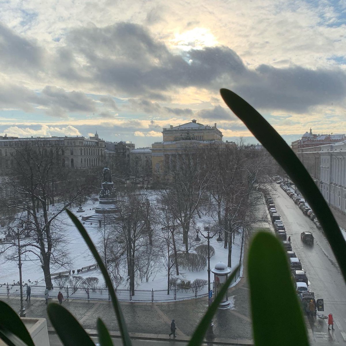 Looking out the window on the Nevsky prospect. On the one hand, the Gostiny Dvor, the former City Duma Tower and the dome of the Kazan cathedral, opposite the monument to Catherine II in the park in front of the Alexandrinsky Theater. What a pleasure!