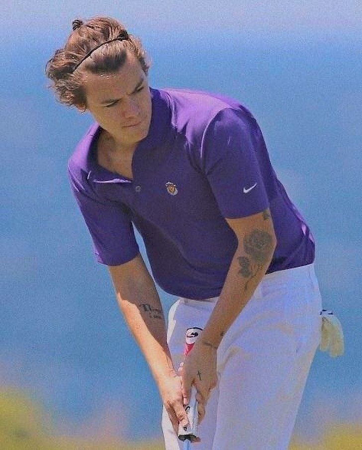 peciuzrry's tweet photo. tweet di apprezzamento per harry che gioca a golf perché ragazzx guardatelo https://t.co/sFc8pkx8PB