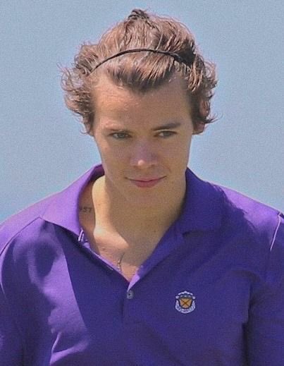 peciuzrry's tweet photo. tweet di apprezzamento per harry che gioca a golf perché ragazzx guardatelo https://t.co/sFc8pkx8PB