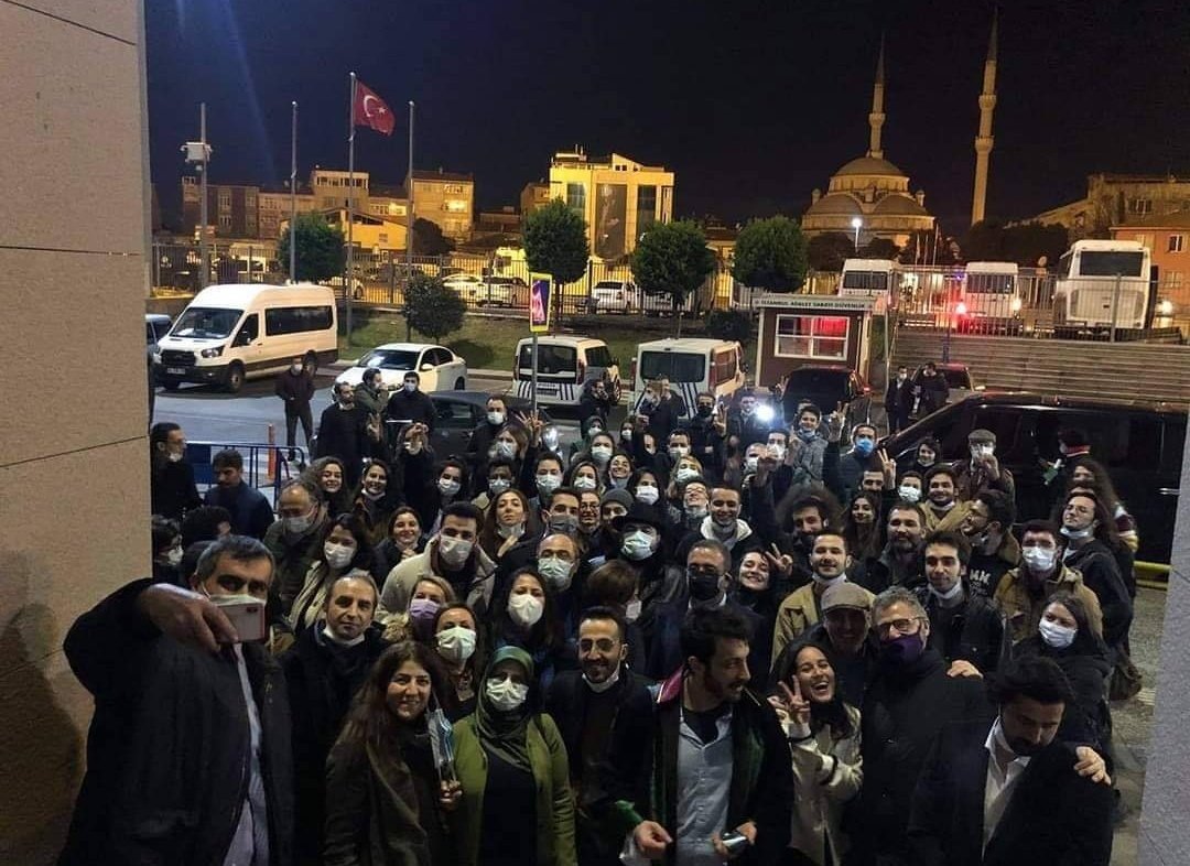 Terörist olmadıklarını mahkemede kanıtlayan çocuklardan özgürlük pozu geldi😃🤗😎 #BogaziciDireniyor #HerYerBogaziciHerYerDirenis