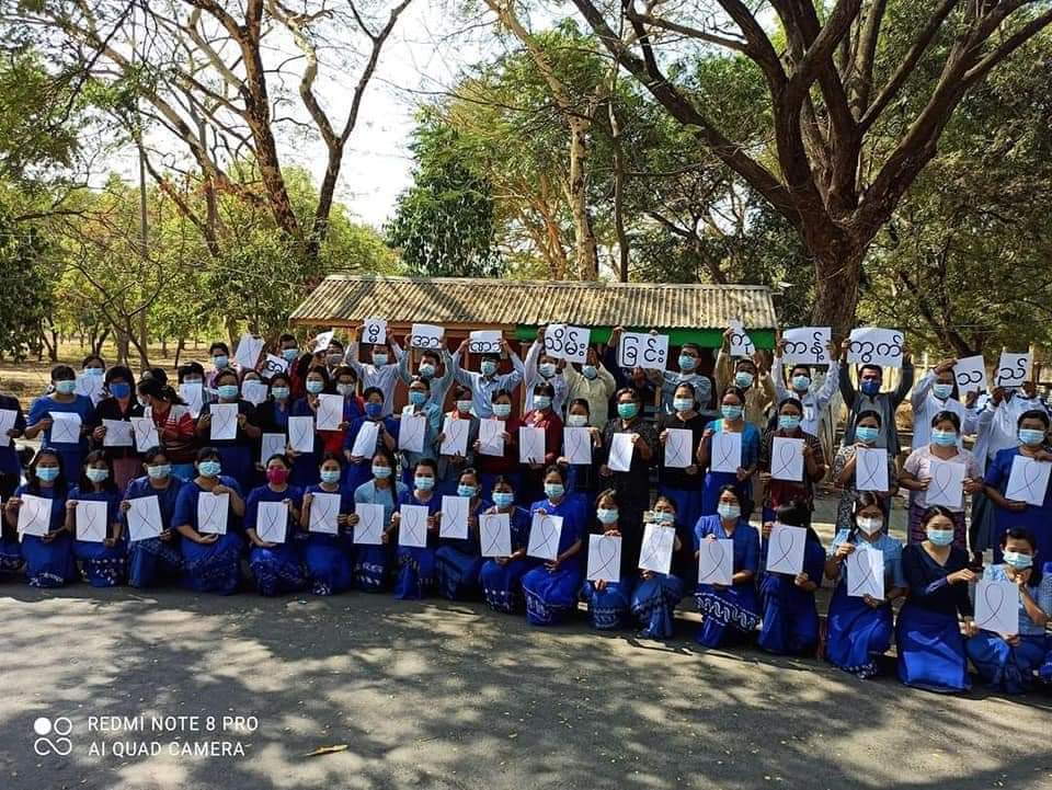 AllForChanyeol_'s tweet photo. [Update : 4.1.2021]
Teachers and stuffs from different universities started together red ribbon campaign to protest against the Military.

"SAY NO TO DICTATORSHIP" written on the banner.
OUR VOTES MATTER
#HearTheVoiceOfMyanmar
#RespectOurVotes https://t.co/36wBU7p65O