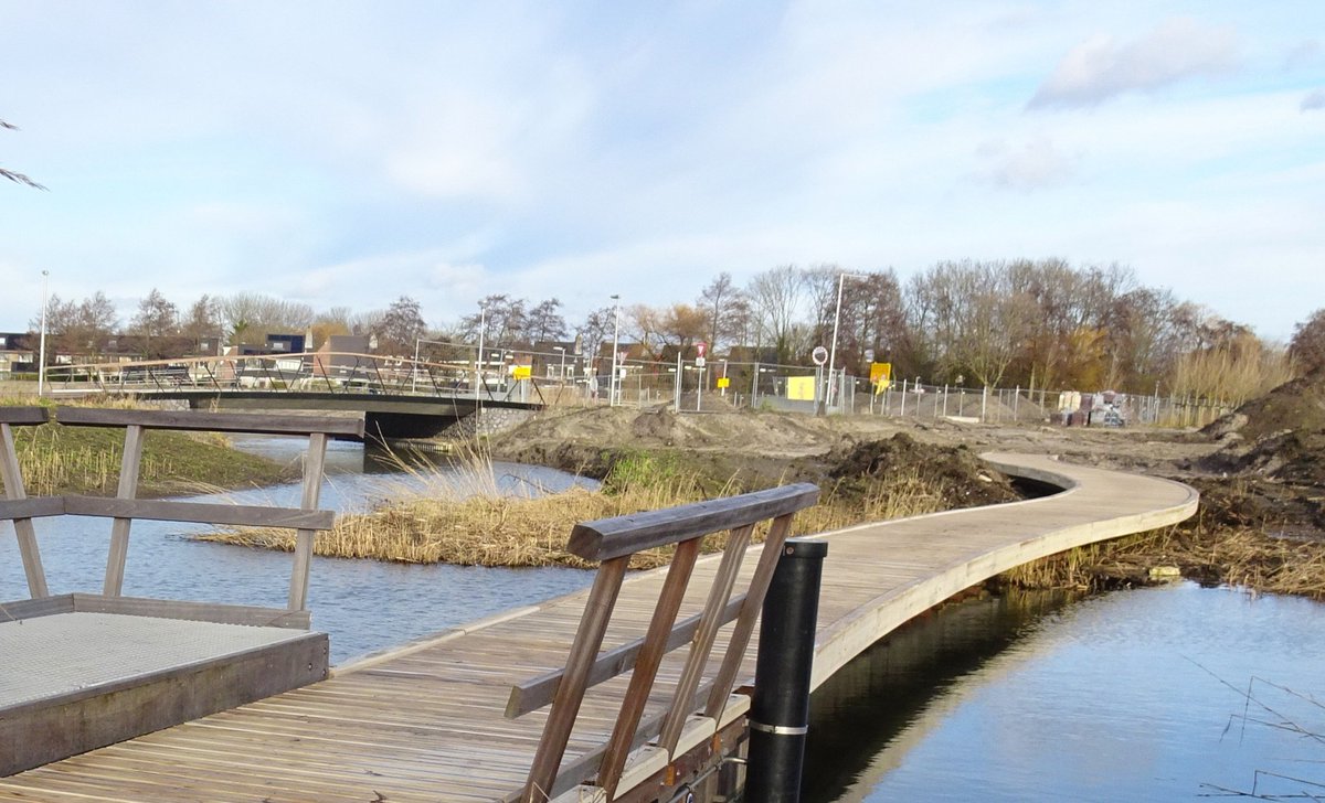 NandaSluijsmans's tweet photo. Nog in de bouwhekken...en het ziet er al zo mooi uit!💙🚶🏽 Het water moest van elkaar gescheiden worden door een wand. Onze civiel expert heeft daar met #IPVDelft een heel mooi wandelpad op gemaakt.

#Inspiratiebeeld 10: mens, groen en water bij elkaar brengen.💧🌿🚶🏽‍♀️ https://t.co/jLFo39McSU