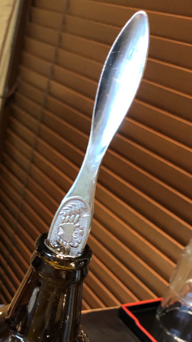 nashiemon97's tweet photo. ラーメン屋さんでホッピー頼んだらマドラーがカニフォークだった笑 https://t.co/vbqHWptlMX
