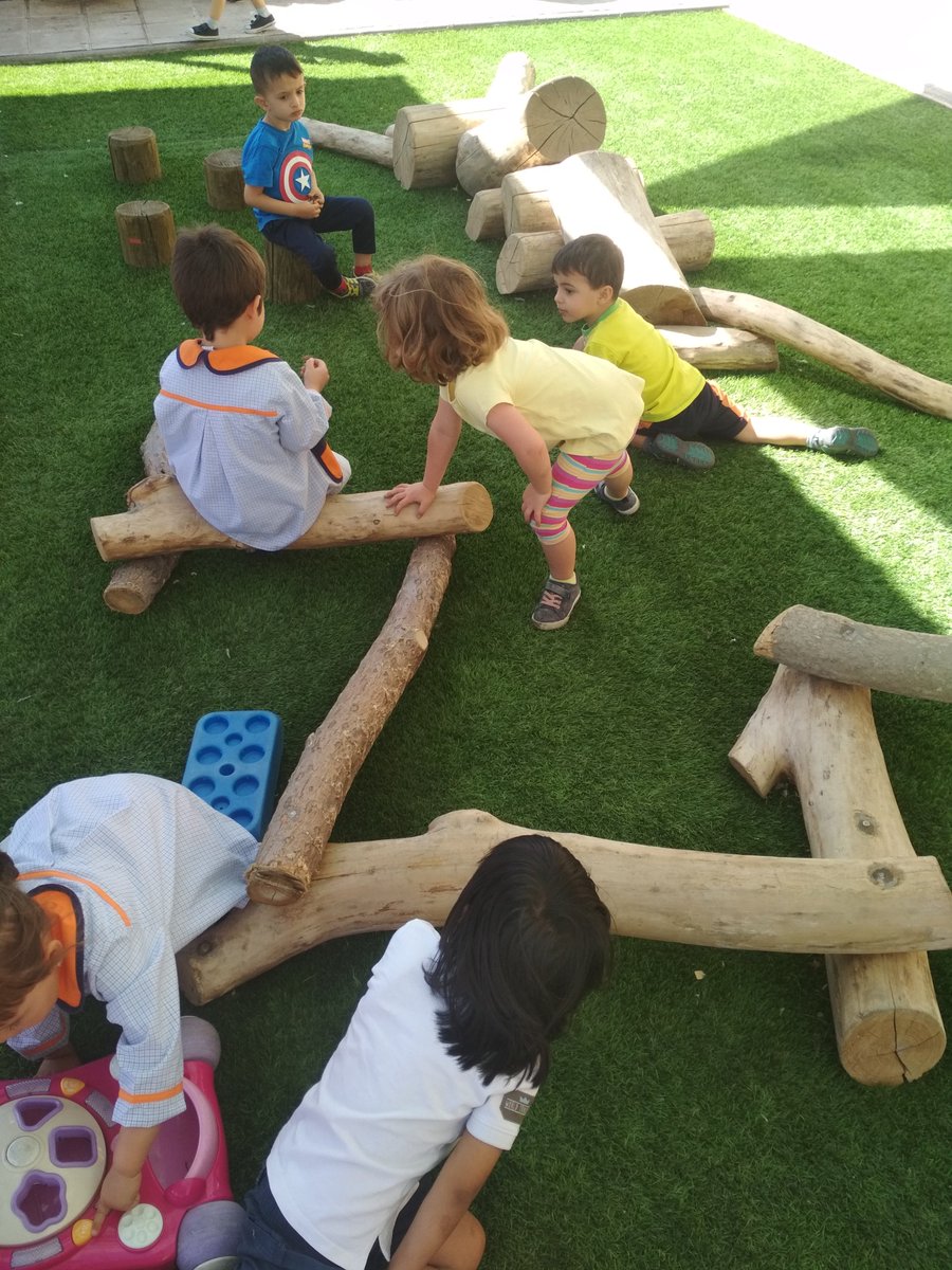Hay una oportunidad increíble para realizar un proyecto a escala urbana muy fácil y directo: reutilizar los troncos de los árboles abatidos por Filomena por toda la ciudad para estructuras de juego naturales en escuelas infantiles y colegios <a href="/MADRID/">Ayuntamiento Madrid</a> #reuse
