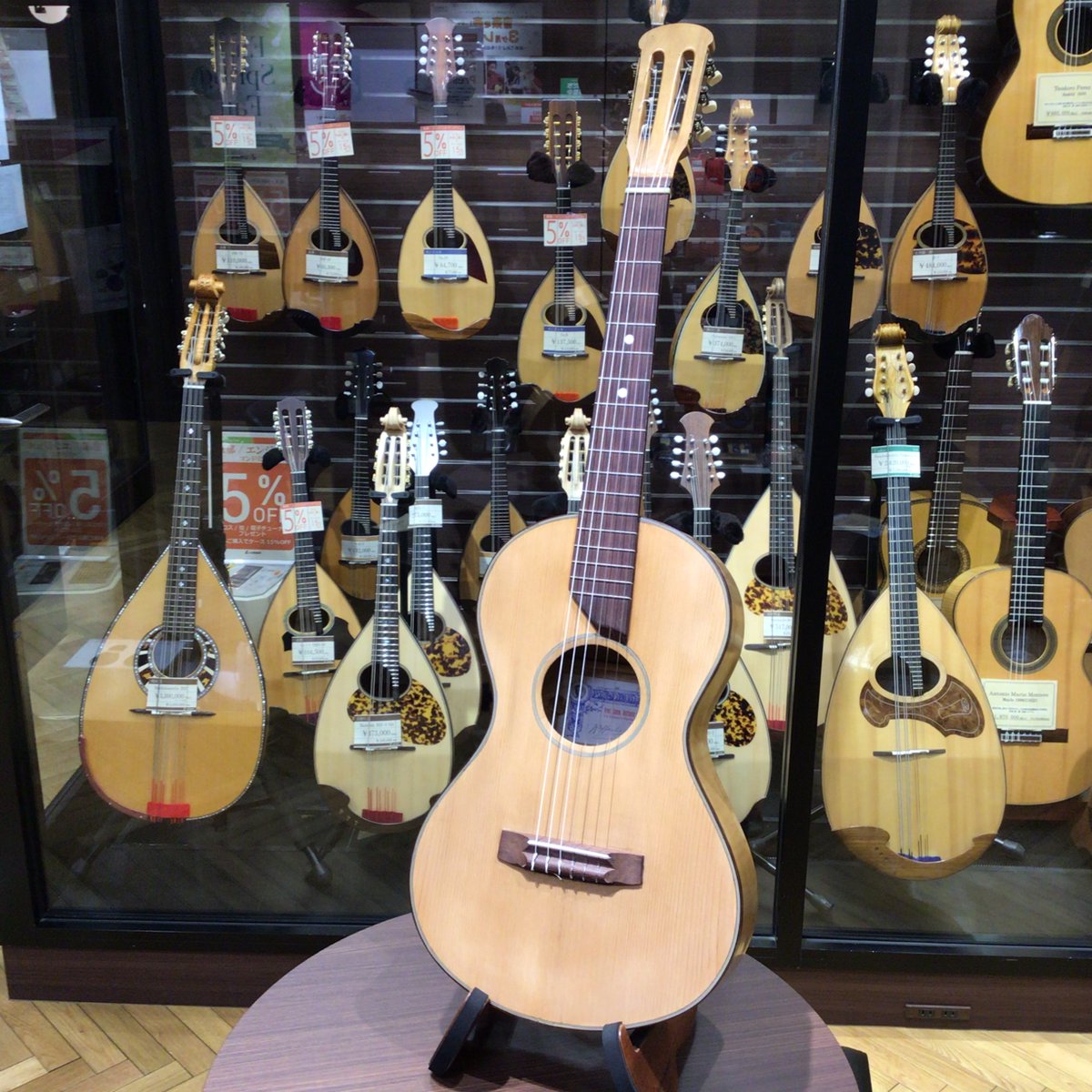 yamano_guitar's tweet image. イタリアマンドリンでお馴染みのVinnaciaとCalaceの希少なクラシックギターが入荷いたしました！約100年の歴史から生まれる音色は現代人の心も掴みます。ぜひ店頭でお試しください！
#Vinnacia #Calace #クラシックギター