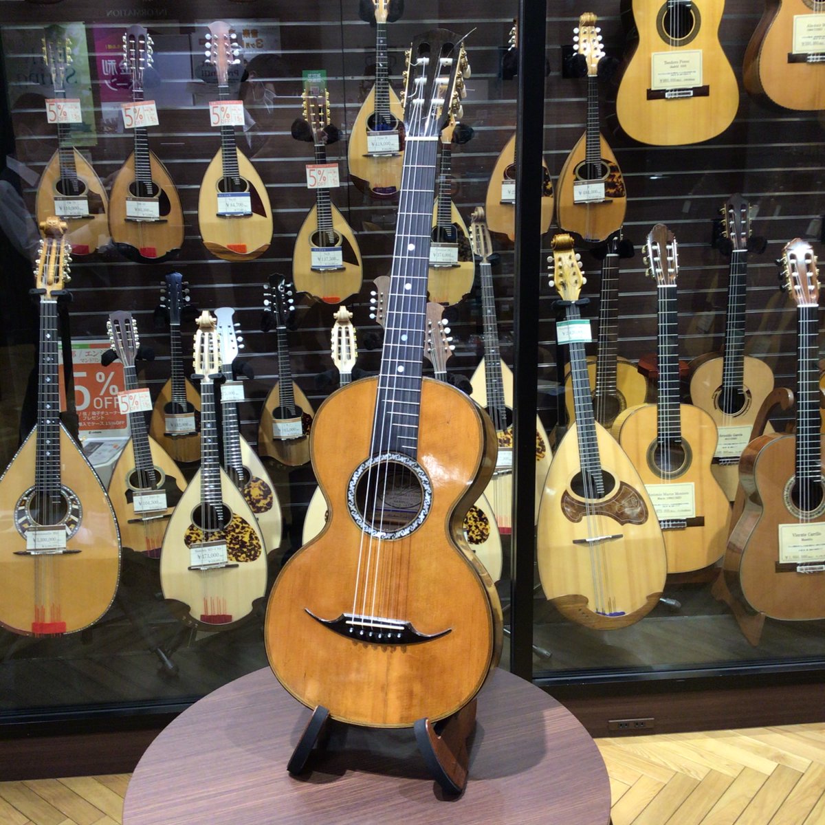 yamano_guitar's tweet image. イタリアマンドリンでお馴染みのVinnaciaとCalaceの希少なクラシックギターが入荷いたしました！約100年の歴史から生まれる音色は現代人の心も掴みます。ぜひ店頭でお試しください！
#Vinnacia #Calace #クラシックギター