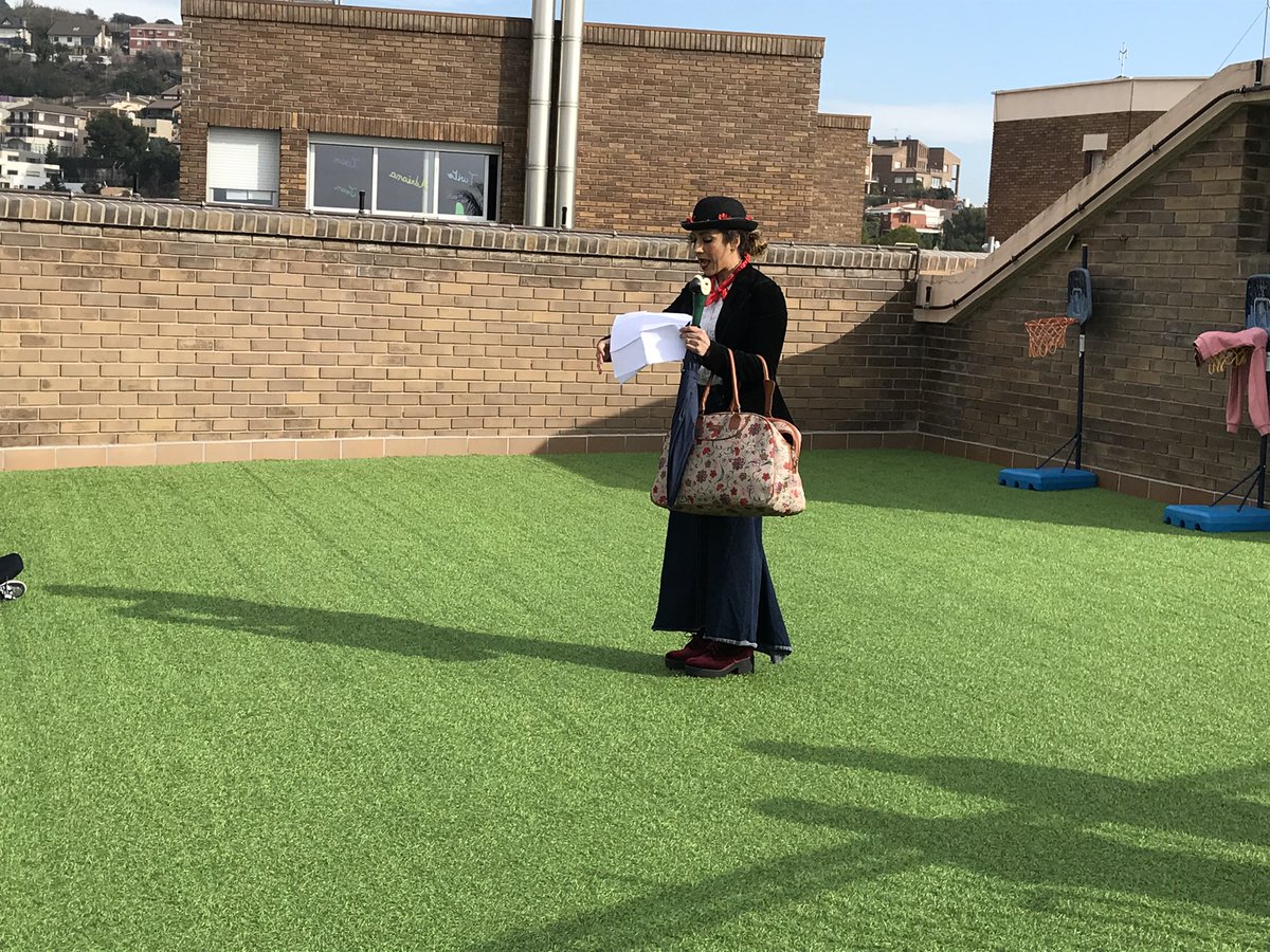 LauraJayne0304's tweet photo. The wind changed today in @LaMirandaSchool! In #p5 we received a surprise visit from the one and only #MaryPoppins! It was so exciting and we had a lot of fun! Thanks for visiting us Mary! #surprisevisit #significantlearning #bringingtheprojecttolife https://t.co/wuIVb6cbyD