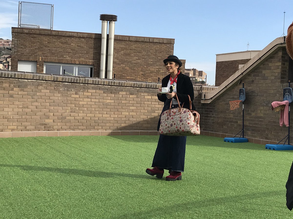 LauraJayne0304's tweet photo. The wind changed today in @LaMirandaSchool! In #p5 we received a surprise visit from the one and only #MaryPoppins! It was so exciting and we had a lot of fun! Thanks for visiting us Mary! #surprisevisit #significantlearning #bringingtheprojecttolife https://t.co/wuIVb6cbyD