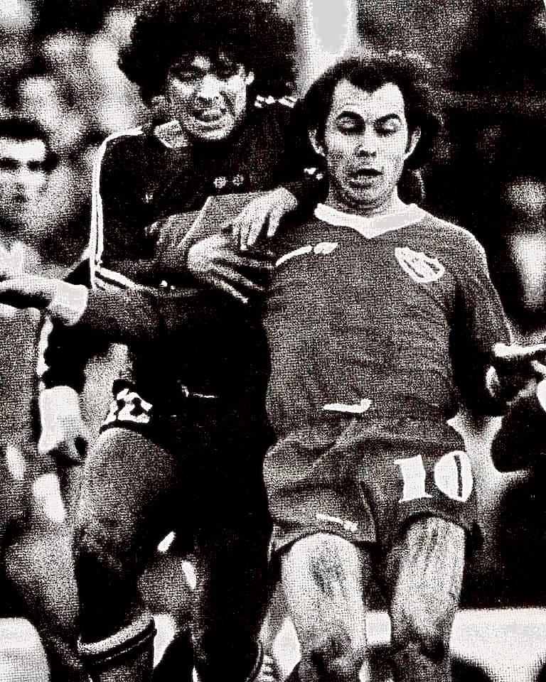 Primero tuvieron el tupé de comparar a Riquelme con estos dos monstruos 
Ahora lo quieren medir con Messi
Basta, por favor, no tienen vergüenza