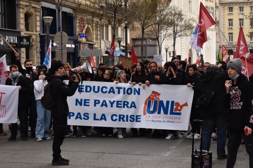 TaoAchache's tweet photo. Nous étions nouveau•se•x aujourd’hui dans la rue pour réclamer un vrai budget dans l’éducation et un réel protocole sanitaire ✊ https://t.co/W8sR3GRlTG