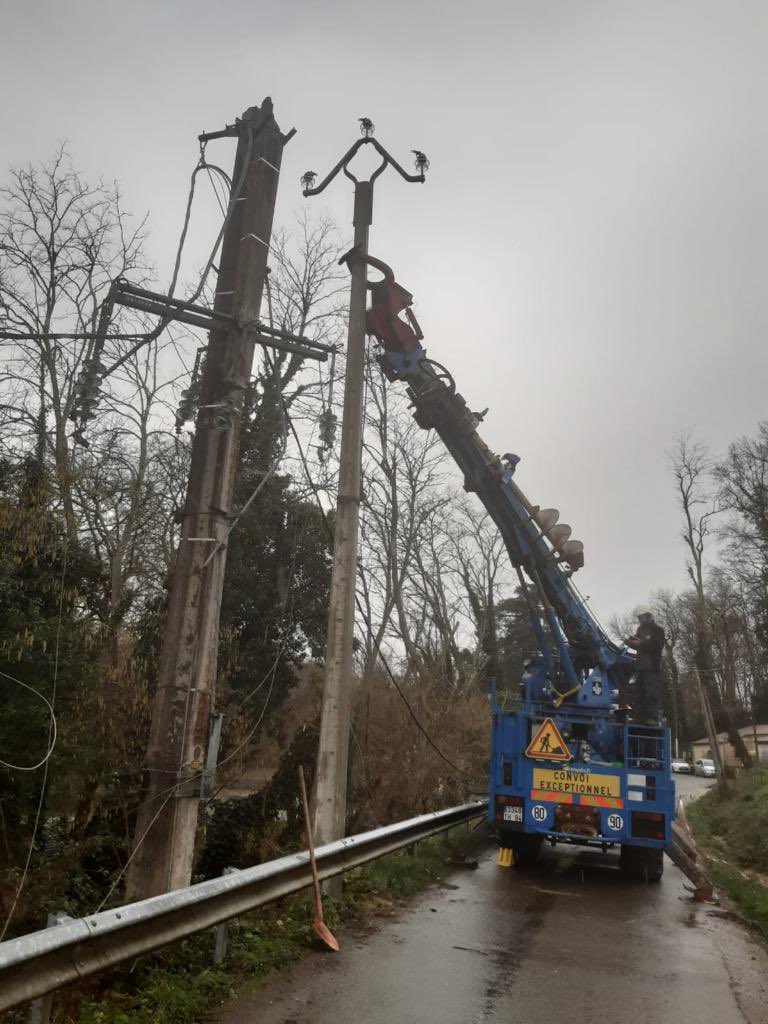 EnedisNelleAqui's tweet photo. 2000 clients retrouvent le courant en moins de 48h « grâce à l’engagement de 200 techniciens et aussi à Linky qui nous prévient des pannes » selon Patrick Rousseau directeur des opérations d’Enedis Aquitaine. https://t.co/HTISyXYwxp