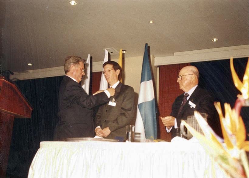 andresaguirrem's tweet photo. Hoy, hace 21 años, un viernes, se hacia la ceremonia de transmisión de mando en la que el anterior director me entregaba esa responsabilidad. Años de aprendizaje y admiración por un grupo humano que sirve con el alma ⁦@HPTU⁩ Gracias a todos ellos. https://t.co/Kn0jgg54Ph