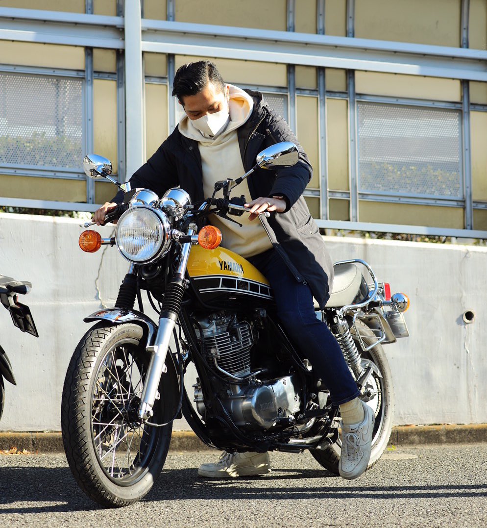 ローリー青野 青野 睦 Sr400 60th Ani Colに跨らせて頂きました お これがsrっちゅうやつか 2 10配信からfashion Bike Marukawa With 10mblのプロジェクトが始まります ファッション性も求めるriderさんは2 10youtubeチェキ T