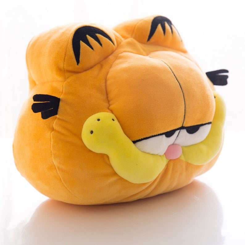 GarfieldsLips's tweet image. oooh hell yeah its a garf pillow