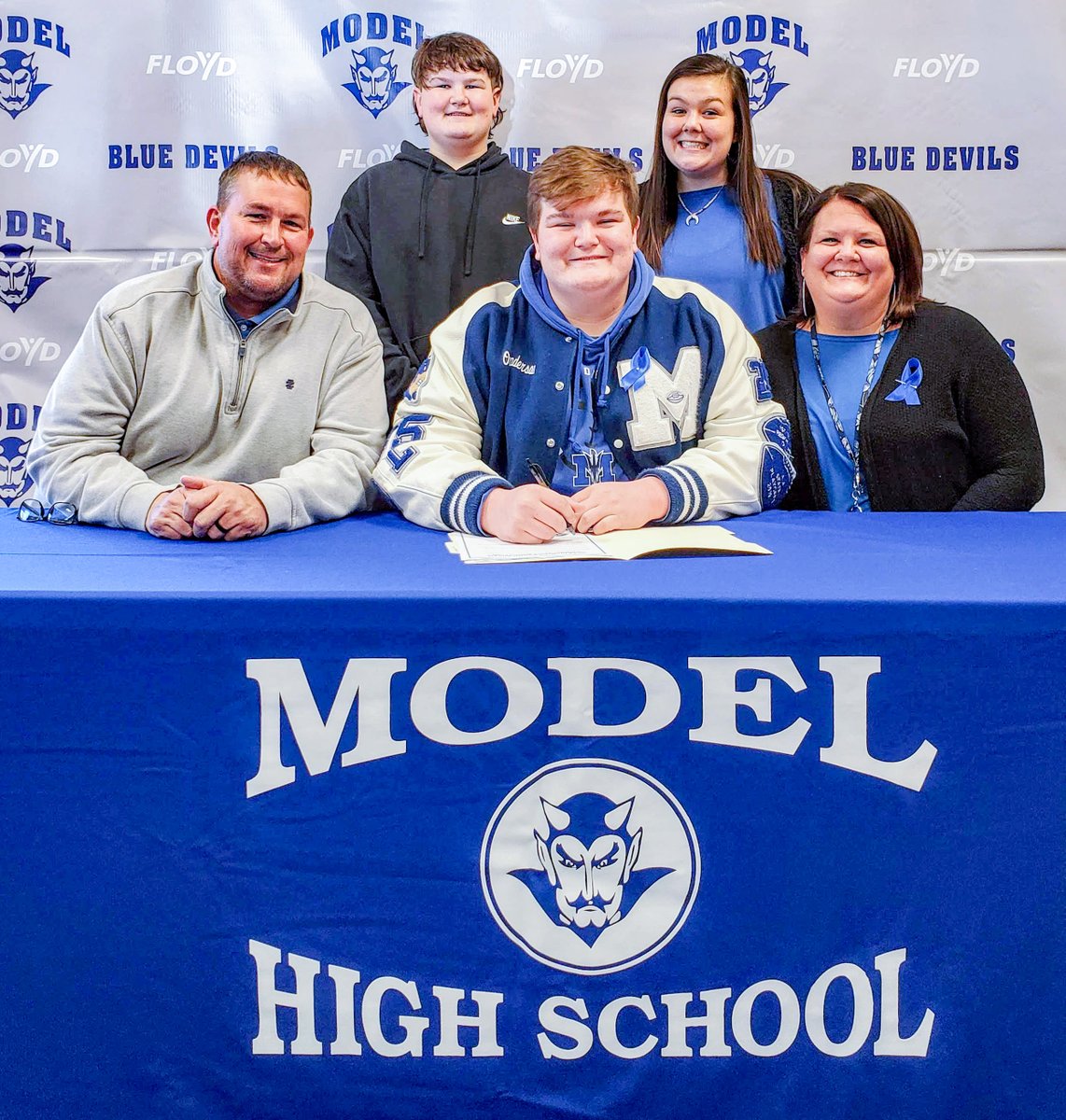 🎉Congratulations to Model High Senior Owen Henderson who will continue his education and football career at Shorter University!!🏈

Henderson Family pictured.
*Masks were removed for the photo only