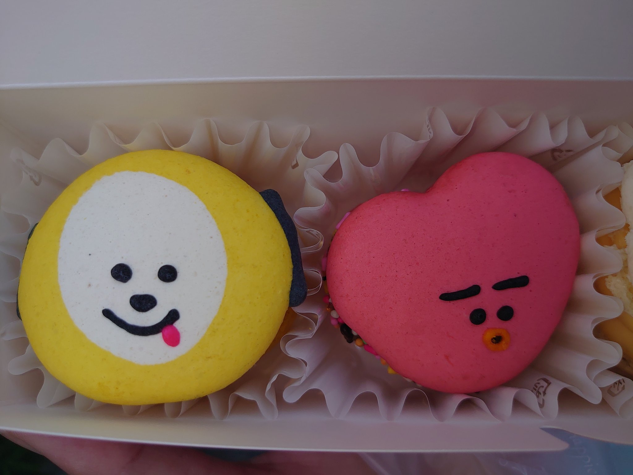 ᵏᵘᵐⁱᵏᵒ쿠미 ʲⁱᵐⁱⁿ ɞ A Twitter 黒花堂のbt21のトゥンカロンまた食べたいなぁ 可愛くて勿体ないから食べれなくなるギリギリまで眺めてから食べた 最近新大久保にトゥンカロンのお店増えたね 新大久保 黒花堂 トゥンカロン Bt21 Chimmy Tata