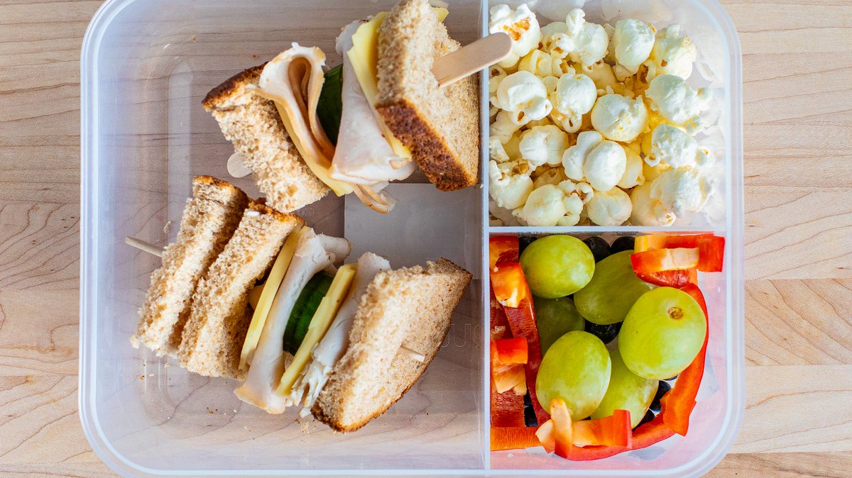 thehubWM's tweet photo. Packed lunches that kids will actually eat, and only take 5 minutes to make? Yes, wow, please. 

Get 3 bento box recipes created by @ByMeaux here: https://t.co/Crh1F7yyza 

#mealprep #canadianmoms https://t.co/drM5AlMI4u