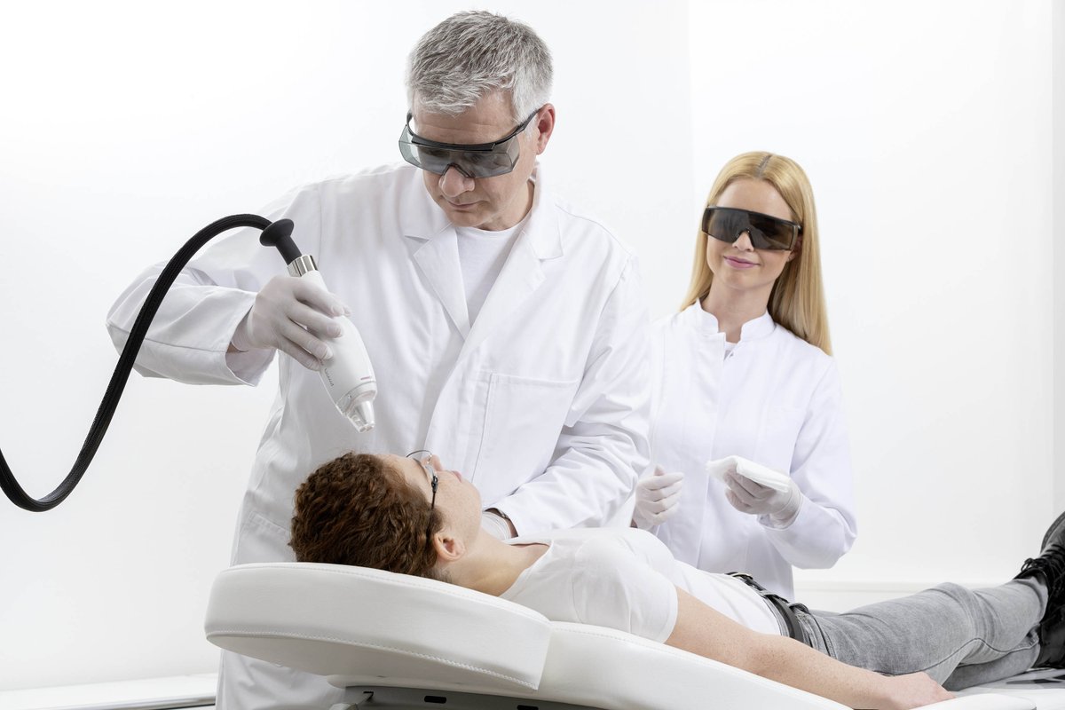 UvexLASERVISION's tweet photo. #Blogbeitrag: Titan-Premium-Line Patientenbrillen von laservision: Für anspruchsvolle Laseranwendungen im Medizinbereich 👓🩺⬇️

https://t.co/nGkFpsgLlS

#laservision #lasersafety #laserschutz #protectingpeople #uvex #uvexsafety #medicalsafety https://t.co/rQLrn4EOfA