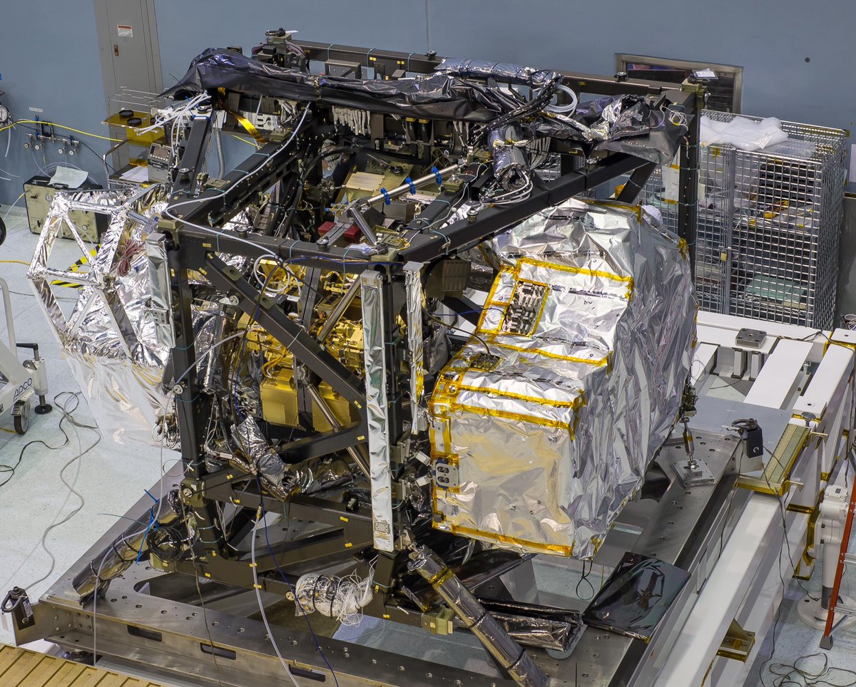 Europe’s  #NIRSpec instrument on  #JWST is crucial in doing this research, because it has extremely high sensitivity and it will be able to obtain the spectra of more than 100 galaxies at a time! Learn more about NIRSpec here   https://sci.esa.int/web/jwst/-/45694-nirspec-the-near-infrared-spectrograph  NASA/Chris Gunn