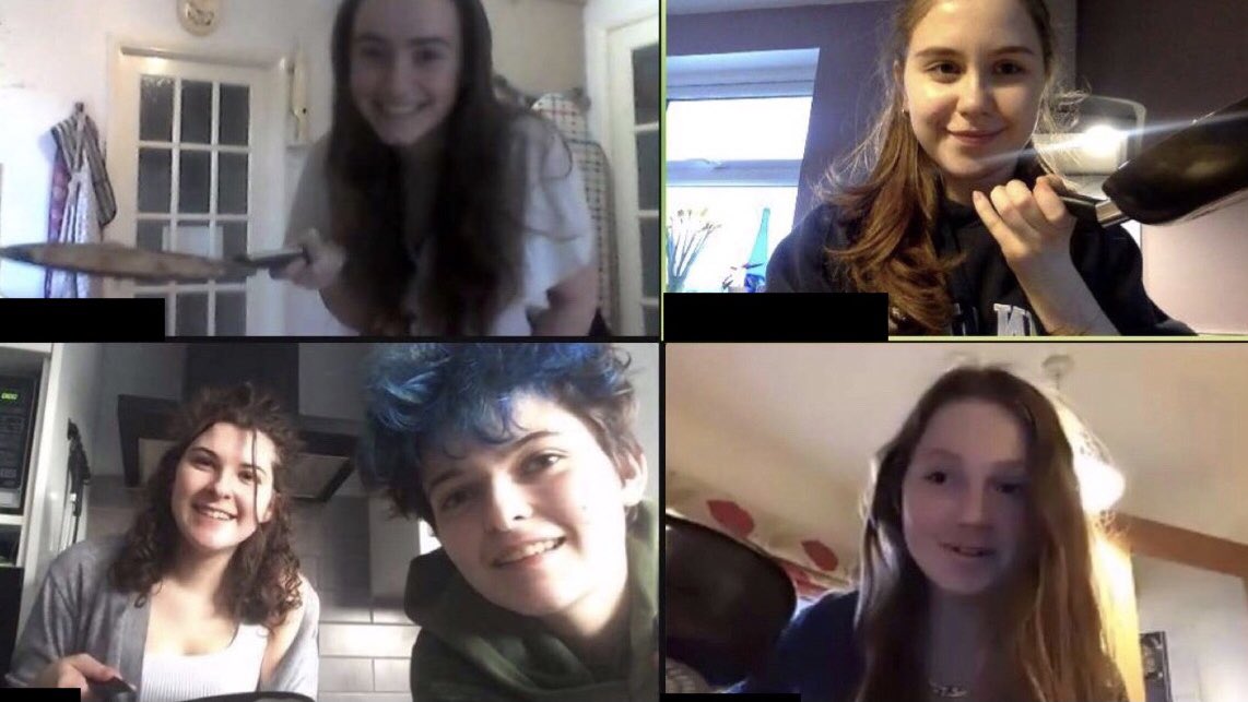 Attendez....Phoebe @sjbyear7 a de la compétition pour la Chandeleur! Bravo, les filles <a href="/sjbsixthform/">@SJBSixthForm</a> @sjbsurrey - quelle idée fabuleuse!! 🇫🇷👌🥞😋🤩