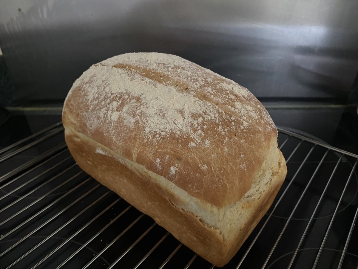 phillinleychef's tweet photo. Fresh white loaf just out the oven : smells amazing . Looking forward to a nice BLT for lunch #lockdownbakeoff https://t.co/oa5Hxs8XWU