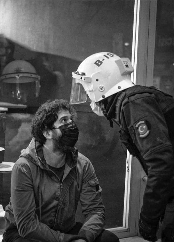 Bu fotoğraf dün Kadıköy'de Emin Özmen tarafından çekilmiş.

Cesaretin olduğu yerde, korku kendinden bile korkar.