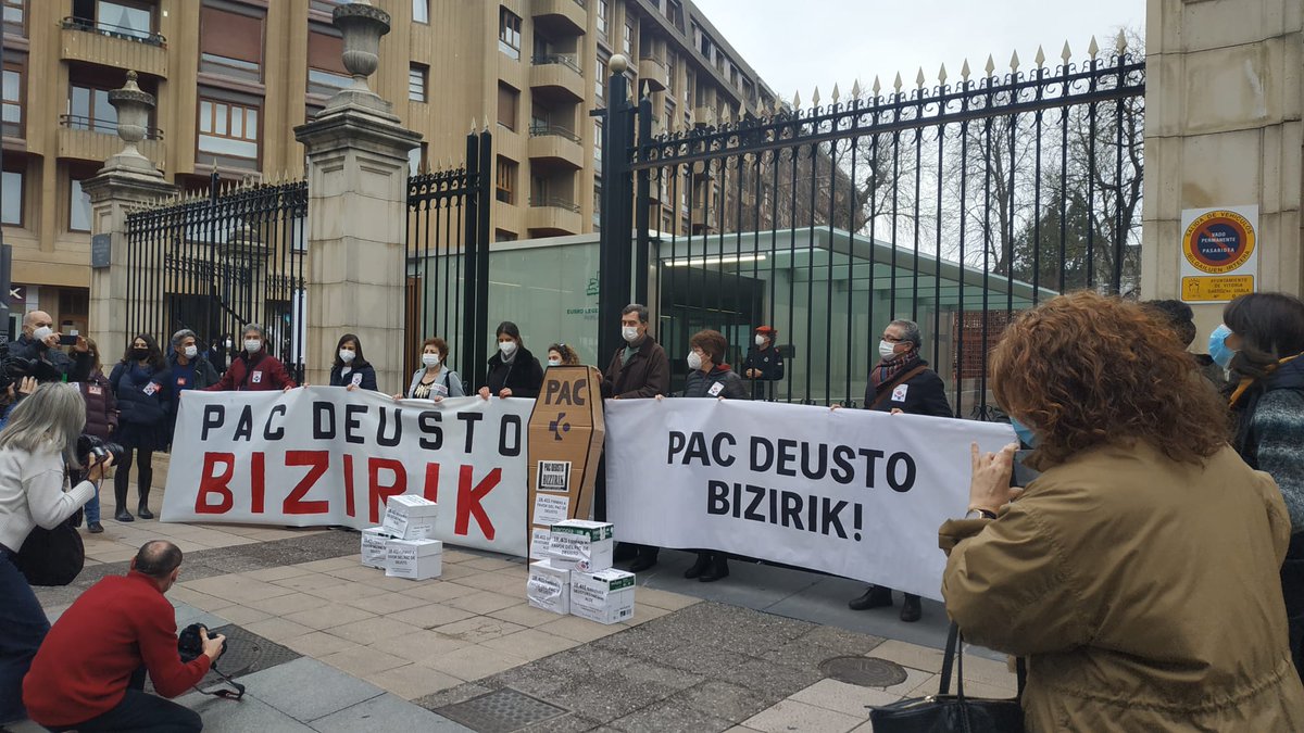 Hoy entregamos 15.000 firmas a <a href="/PVasco_EuskoL/">Eusko Legebiltzarra</a> para denunciar que <a href="/osakidetzaEJGV/">Osakidetza</a> ha cerrado el ÚNICO ambulatorio nocturno en la cuidad más grande de la CAPV. Lo hacemos por tu salud, por tus derechos y porque es lo justo.
Un único apunte: <a href="/GSagardui/">Gotzone Sagardui</a>, rectificar es de sabi@s