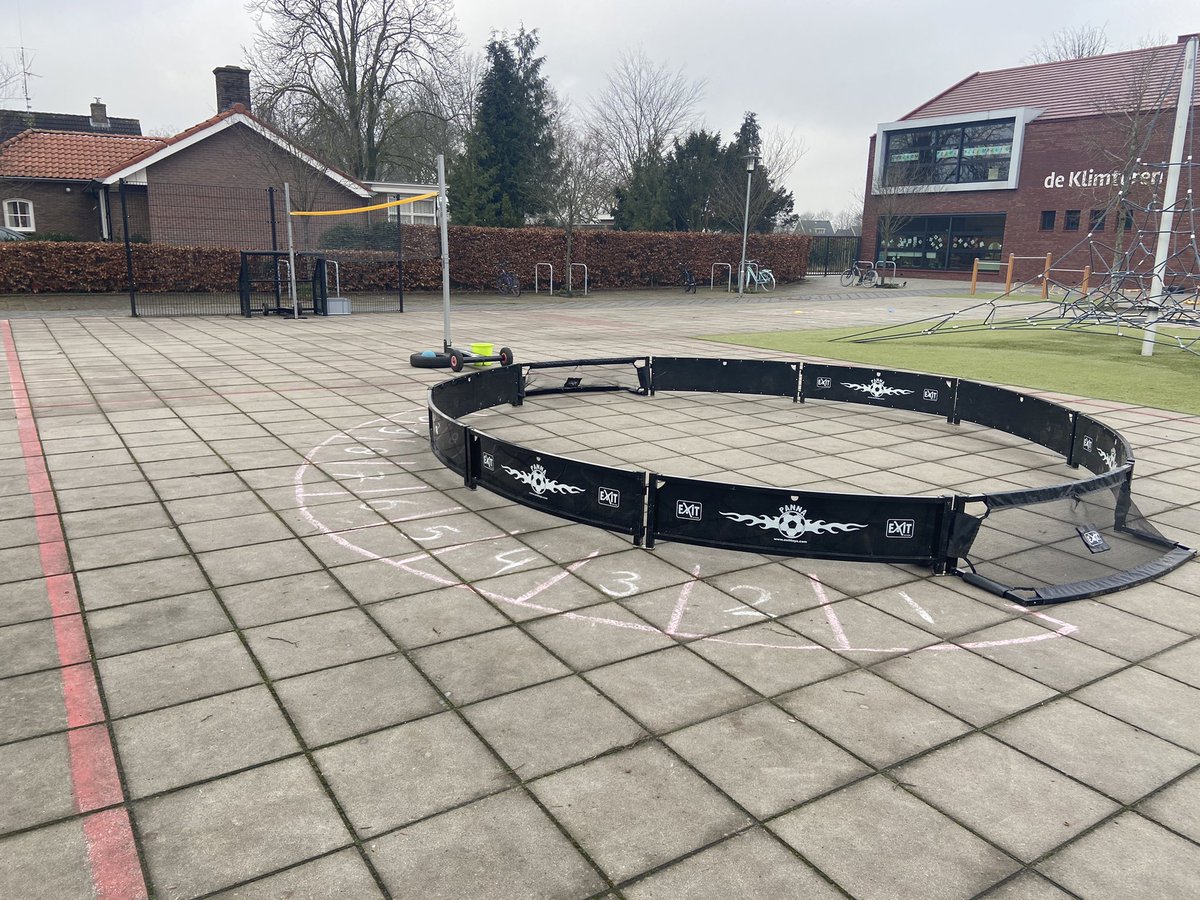 Een droge dag deze week en lang niet meer kunnen komen, dus gelijk uitpakken bij de Klimtoren in Drempt. Midgetgolf, poortbal, klompenloop, Basketbal mikken, Lijnbal, Knikkerdarts en Pannavoetbal voor de kinderen die wel op school zijn. #extrabeweging #langerepauze @BeweegWijs