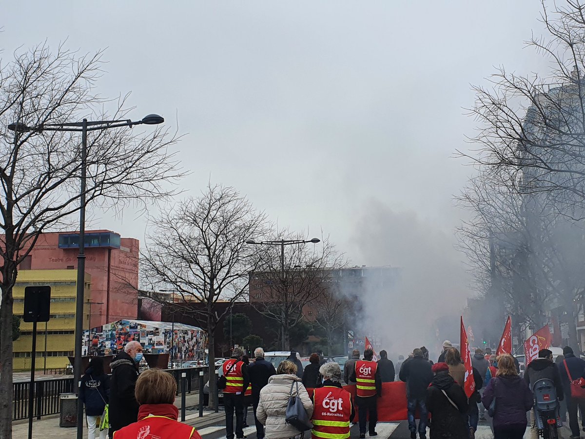 ThomasLeSter06's tweet photo. Arrivée des manifestant•e•s de la #Manif interprofessionnelle du 
#04Février à #Perpignan devant le #Théâtre de l'#Archipel. Un final tout en #Culture et #Musique ! https://t.co/TEKVVoZ2cw