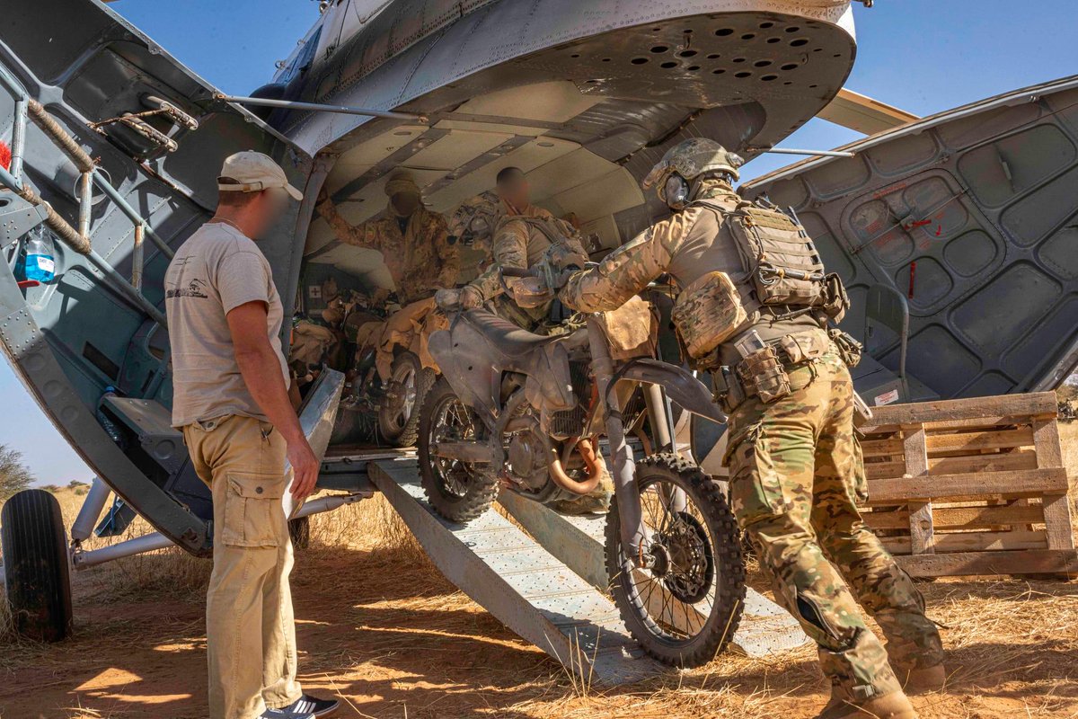ForcesOperation's tweet image. Deux-roues, protèges-tibias "maison", Pataugas et retour en Mi-8 privé pour ce détachement 🇪🇪/🇲🇱 de la TF #Takuba

📸#ESTSOF