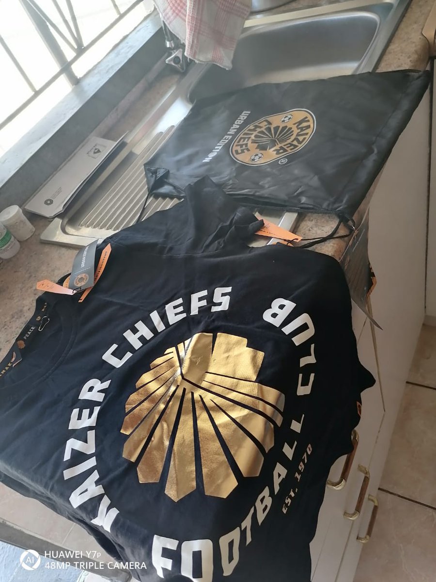 Tobisani1's tweet photo. I just received this surprise from my beloved @KaizerChiefs , thank you so much Khosi I really appreciate it , thanks for the love you have shown me , God bless you , am proud to be Amakhosi supporter, good afternoon Makhosi amahle #Amakhosi4Life 😭😭💛✌✌ https://t.co/2Yev0p9jU8