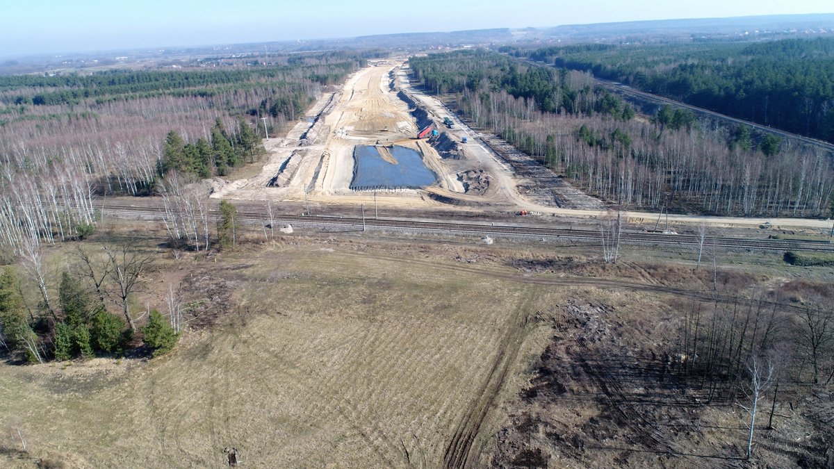 GDDKiA_Rzeszow's tweet image. Prace na budowie #S19 nie zwalniają tempa. W ubiegłym tygodniu na odc. #RudniknadSanem-#Nisko Płd. na obiektach mostowych wbudowano 30 tys. kg stali. Poniżej w obiektywie aparatu postęp prac na jednym z🌉od kwietnia do grudnia 2020 #podkarpacie #ViaCarpatia #funduszeUE