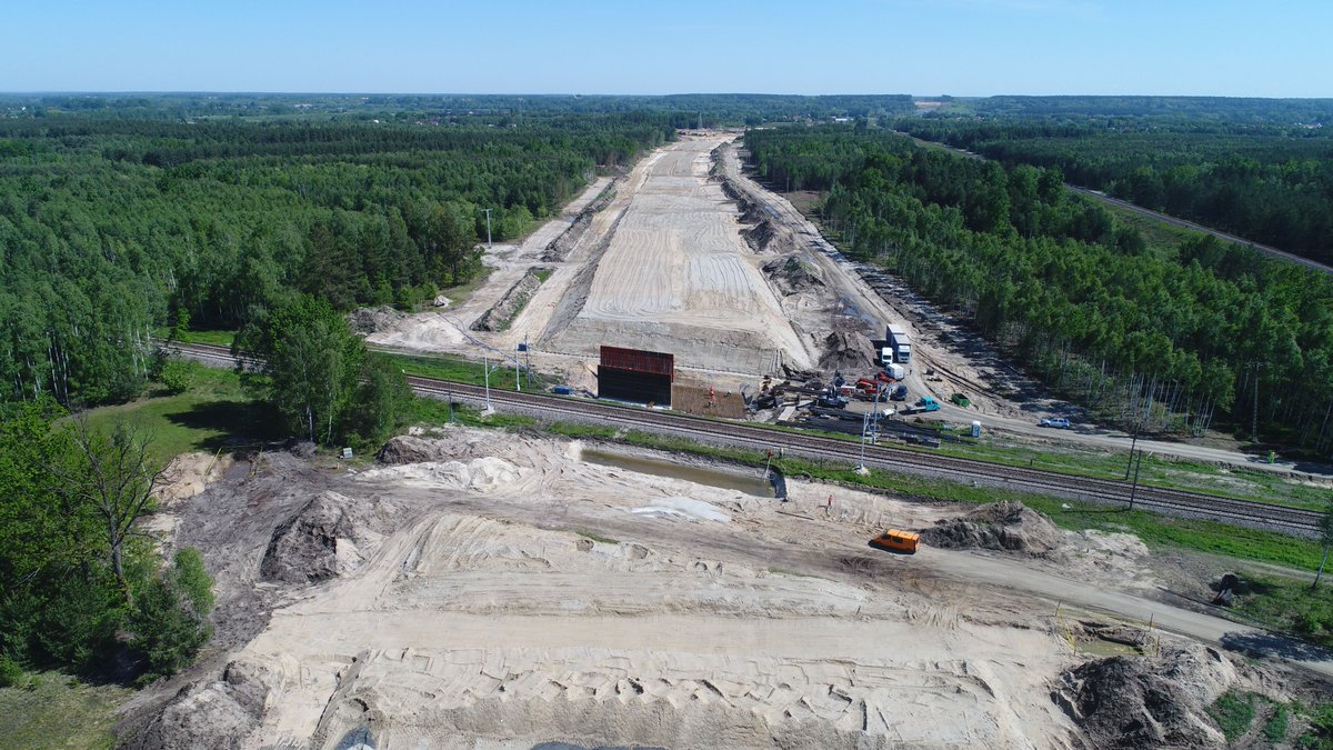 GDDKiA_Rzeszow's tweet image. Prace na budowie #S19 nie zwalniają tempa. W ubiegłym tygodniu na odc. #RudniknadSanem-#Nisko Płd. na obiektach mostowych wbudowano 30 tys. kg stali. Poniżej w obiektywie aparatu postęp prac na jednym z🌉od kwietnia do grudnia 2020 #podkarpacie #ViaCarpatia #funduszeUE