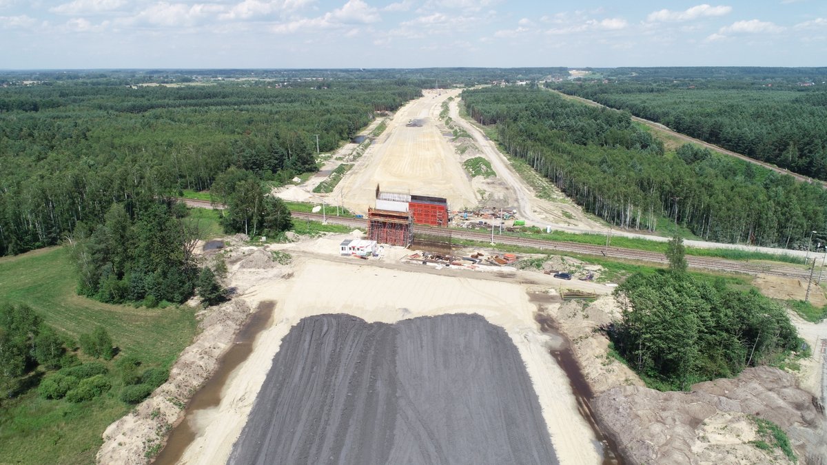 GDDKiA_Rzeszow's tweet image. Prace na budowie #S19 nie zwalniają tempa. W ubiegłym tygodniu na odc. #RudniknadSanem-#Nisko Płd. na obiektach mostowych wbudowano 30 tys. kg stali. Poniżej w obiektywie aparatu postęp prac na jednym z🌉od kwietnia do grudnia 2020 #podkarpacie #ViaCarpatia #funduszeUE