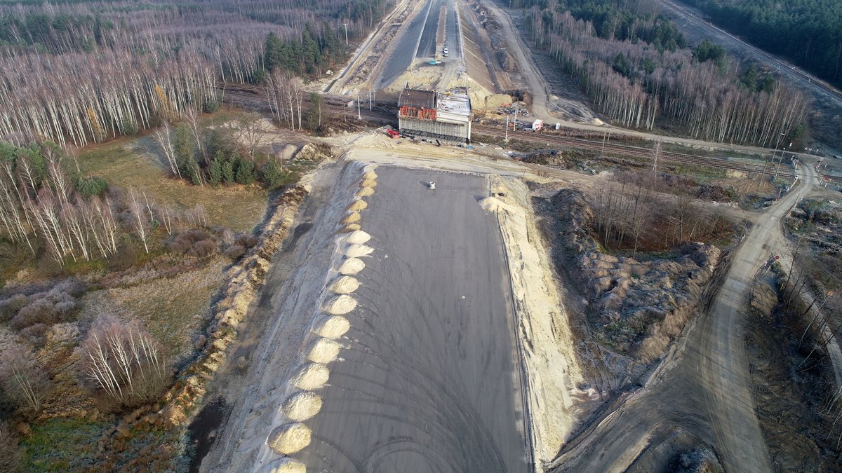 GDDKiA_Rzeszow's tweet image. Prace na budowie #S19 nie zwalniają tempa. W ubiegłym tygodniu na odc. #RudniknadSanem-#Nisko Płd. na obiektach mostowych wbudowano 30 tys. kg stali. Poniżej w obiektywie aparatu postęp prac na jednym z🌉od kwietnia do grudnia 2020 #podkarpacie #ViaCarpatia #funduszeUE