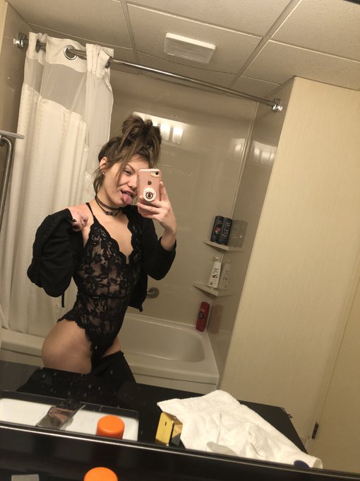Bunny bathroom selfie 🐰
#bunny 
#hotelshit
#letsgetit https://t.co/FqfZ0SkyiF
