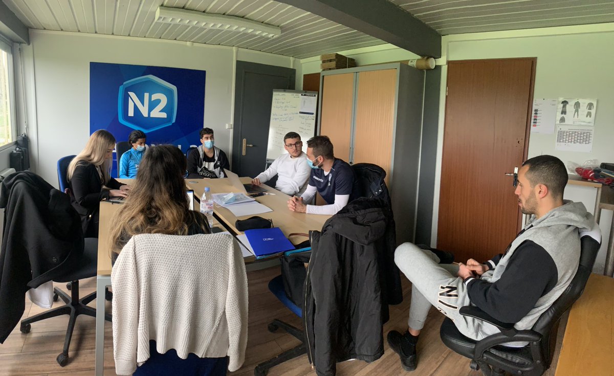 fauvel_paul's tweet photo. Ce matin, moment d’échanges entre @FachanMarc / #SamirBakir et nos deux stagiaires de 3eme! Analyse de leur séance d’hier soir et questions sur le parcours d’un footballeur! Très enrichissant, d’en connaître toujours un peu plus sur nos joueurs! https://t.co/ATfOl0l77T