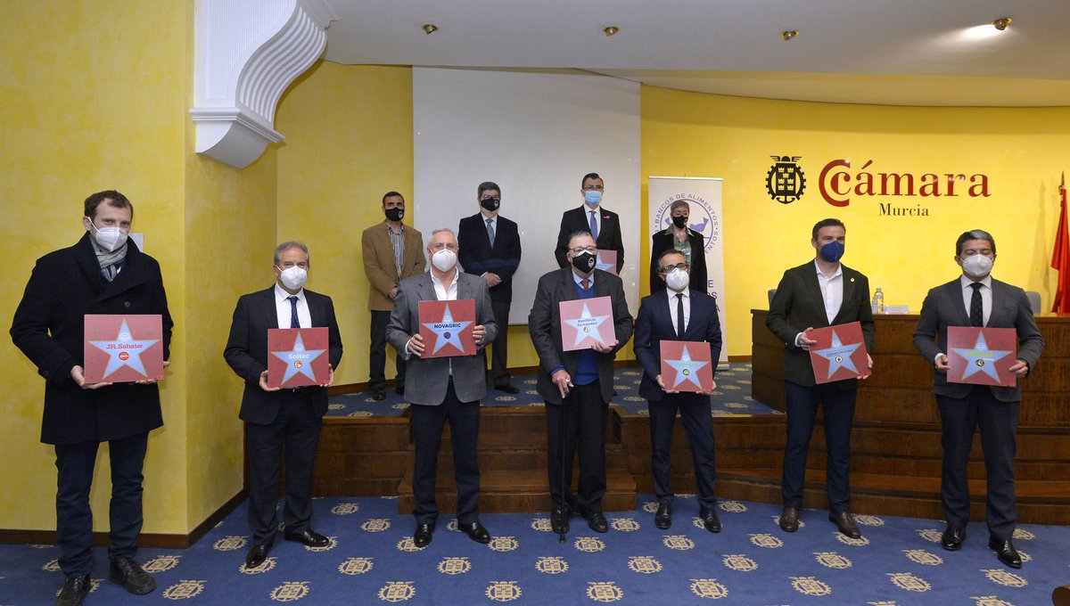 Ballesta_Murcia's tweet photo. ⭐️ El @ABASEGURA estrena su ‘Mural de la Fama’ con ‘estrellas’ en honor a empresas e instituciones murcianas

Esta entidad es una de esas instituciones que desarrollan una labor imprescindible en nuestra sociedad civil, especialmente en estos momentos de crisis #MurciaAdelante 👏🏼 https://t.co/i5WJKJIy3U
