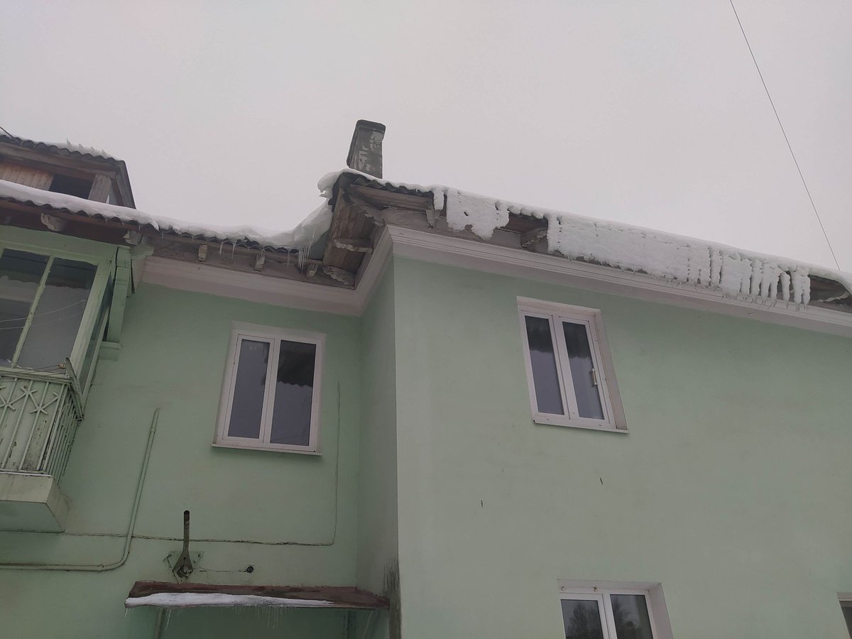 Улица Свердлова, дом 31. Сосульки висят уже неделю. <a href="/mkontr_nmosk/">Мун.контроль г.Нов-к</a>