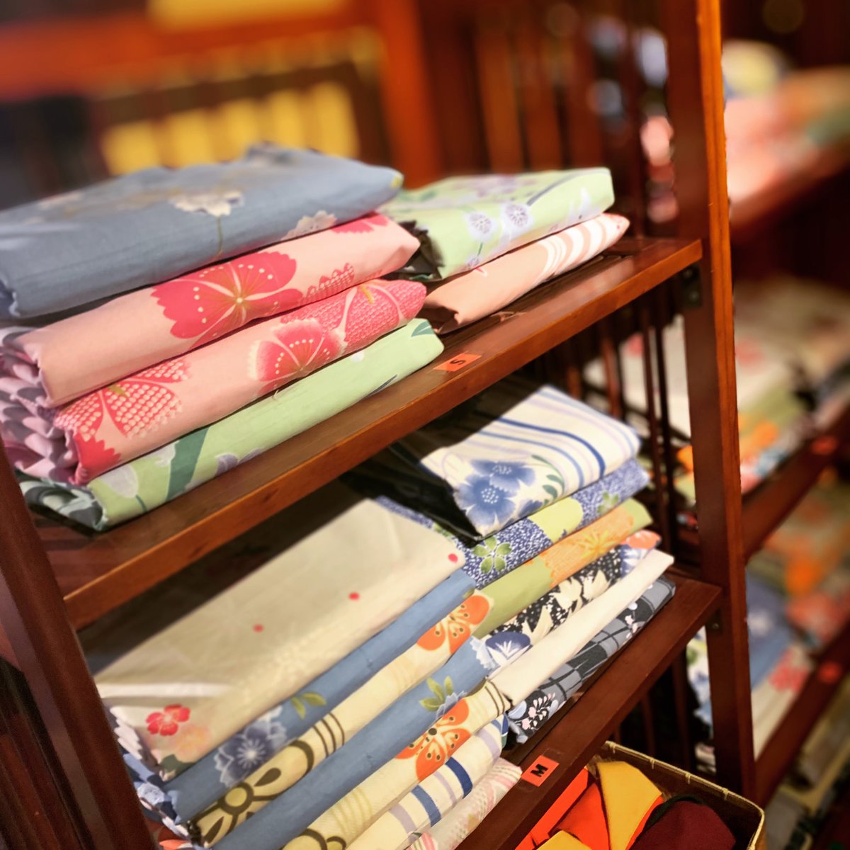 安達屋 女子旅に カップルにおすすめの花浴衣 旅の思い出を華やかに彩る花浴衣 映える館内の雰囲気と一緒に思い出の一枚を撮影してみて下さい 安達屋旅館 安達屋 高湯温泉 福島の温泉 露天風呂 女子旅 温泉女子 旅行 写真映え 雪見風呂