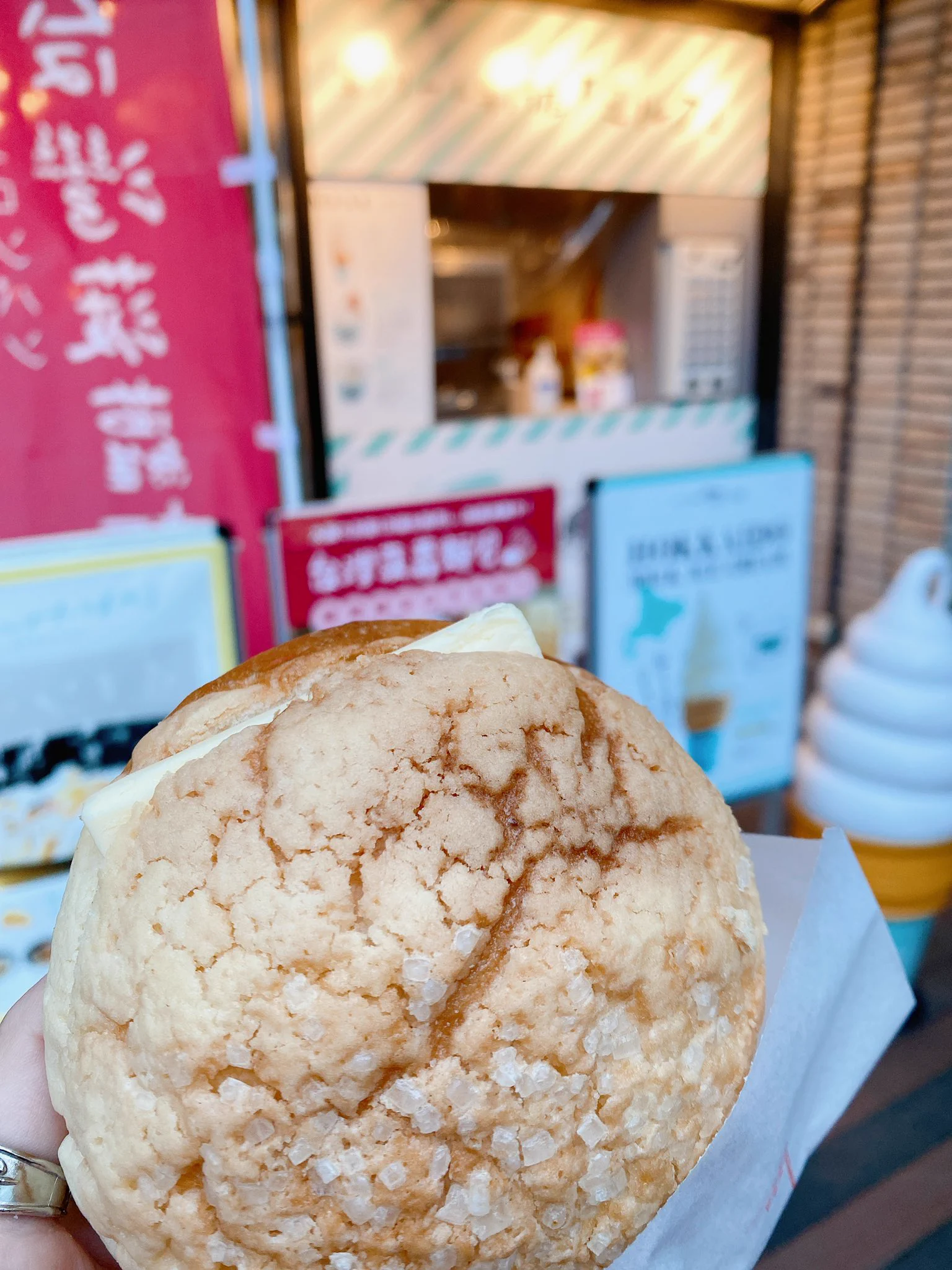 原宿でメロンパン×厚切りバター
食べてきた（＃）
夕方前にいって
チーズ入りはもう売り切れてた😗
カロリーの暴力最高🤗📛📛  
