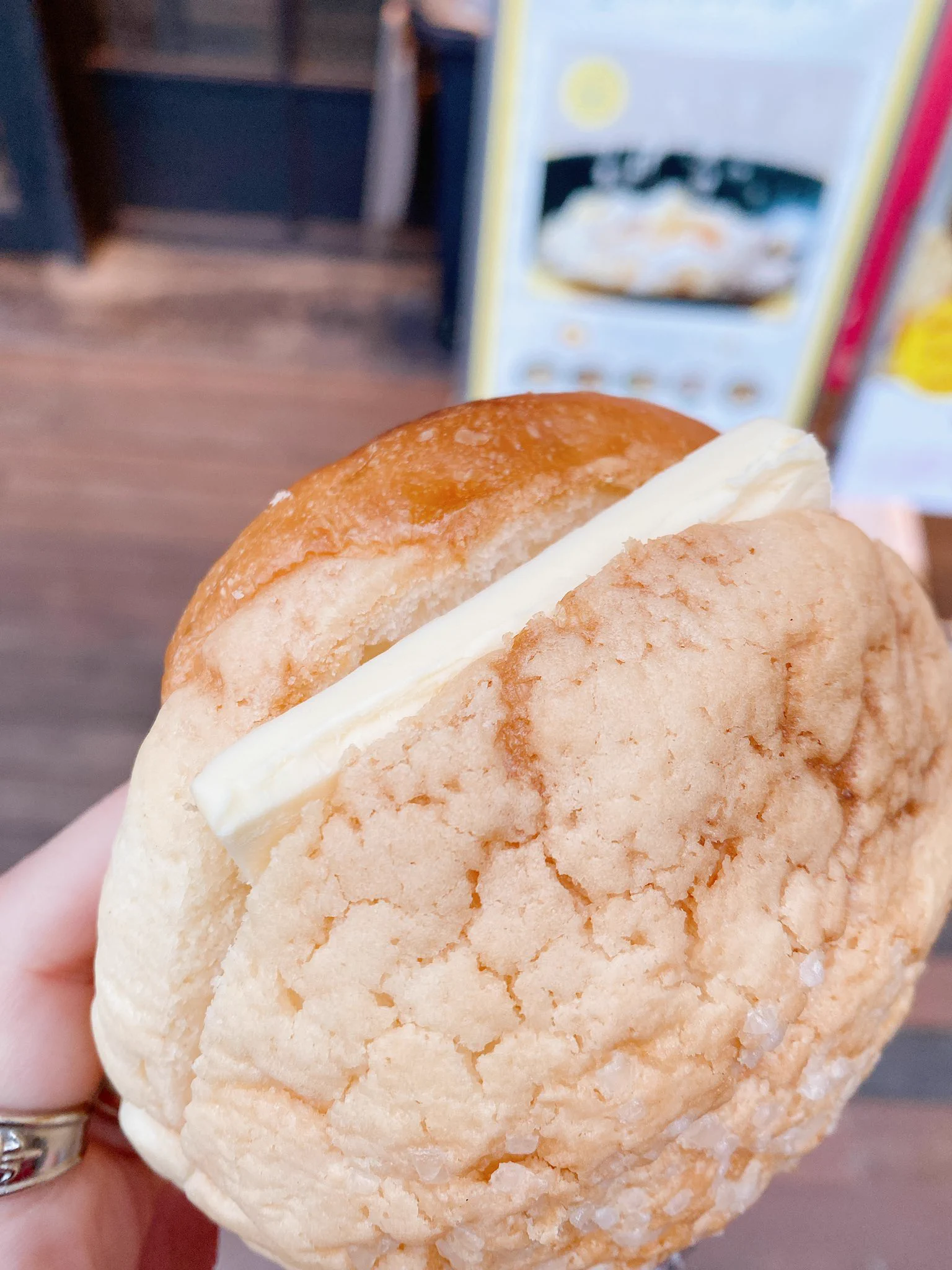原宿でメロンパン×厚切りバター
食べてきた（＃）
夕方前にいって
チーズ入りはもう売り切れてた😗
カロリーの暴力最高🤗📛📛  
