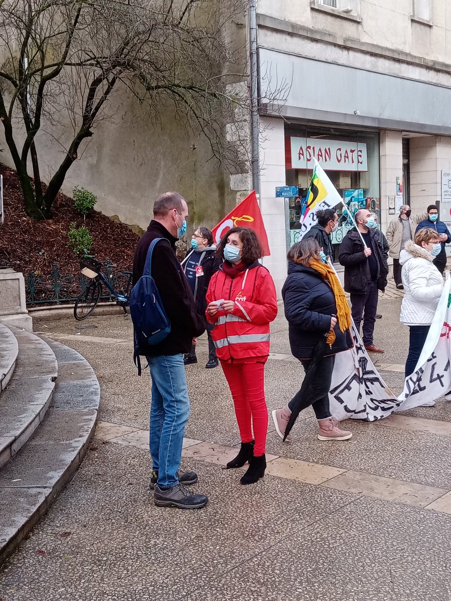 NathanpsB's tweet photo. A l'issue des prises de parole, les camarades du #PCF41 ont remis un chèque pour la caisse de grève des salariées #admr41 en grève depuis plus de 5 semaines. #solidaritédeclasse https://t.co/DtZCWxaVCh
