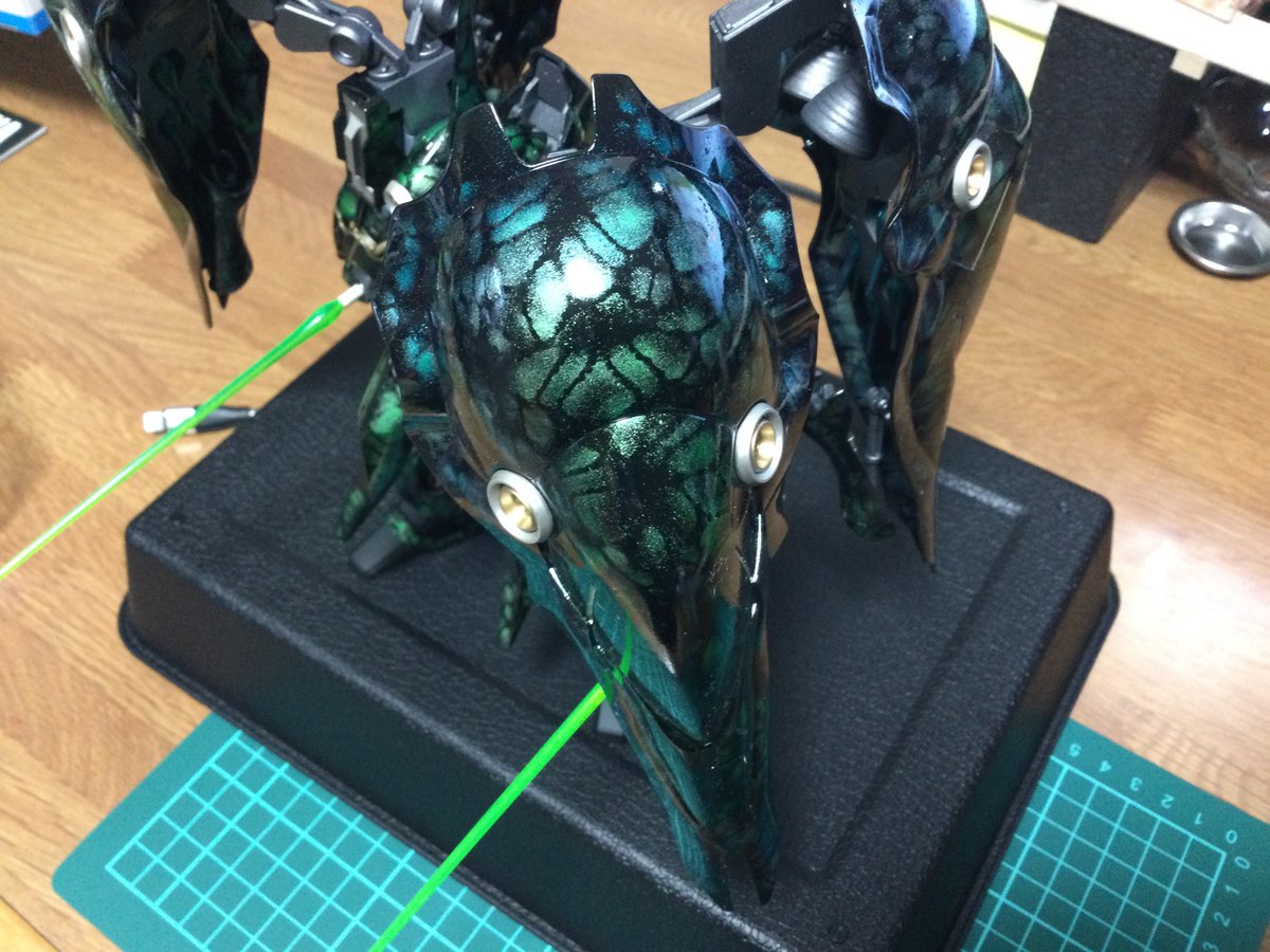 よめしー 旦那の撮影用の箱 ガンプラの箱を黒色無双で塗装したやつ を借りて撮り直し 気に入ったので少しサイズとか位置を調整してipadの壁紙にしました 羽根が重すぎて少しポージングすると倒れる アクションベースが重みに耐えられないほど クシャトリヤ