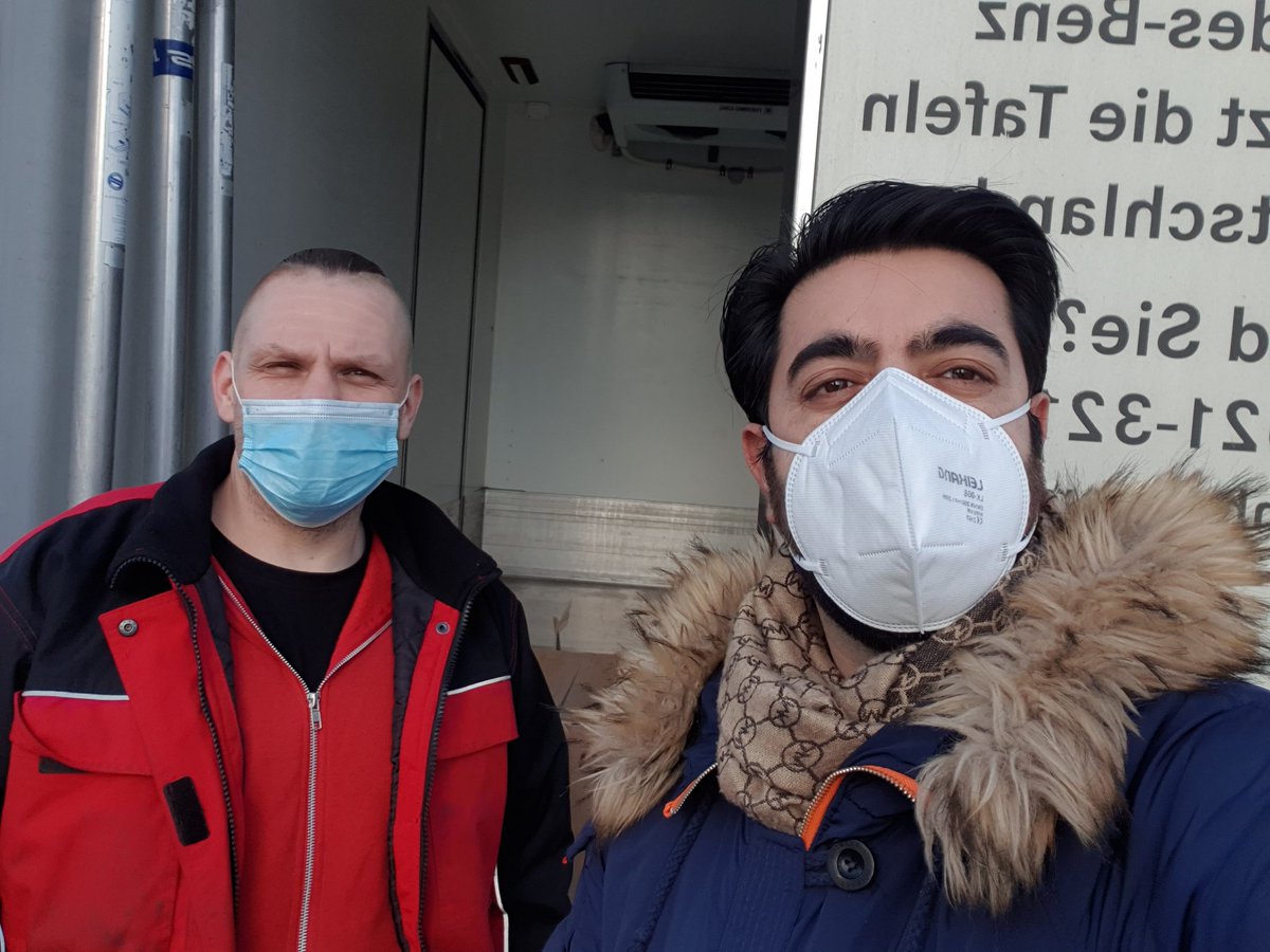 KhuddamMannheim's tweet photo. Wir haben heute Alhamdulillah die Möglichkeit gehabt Hygieneartikeln wie Desinfektionsmittel und Masken an das Rote Kreuz in Mannheim zu spenden. https://t.co/Bn1nFQPgy9