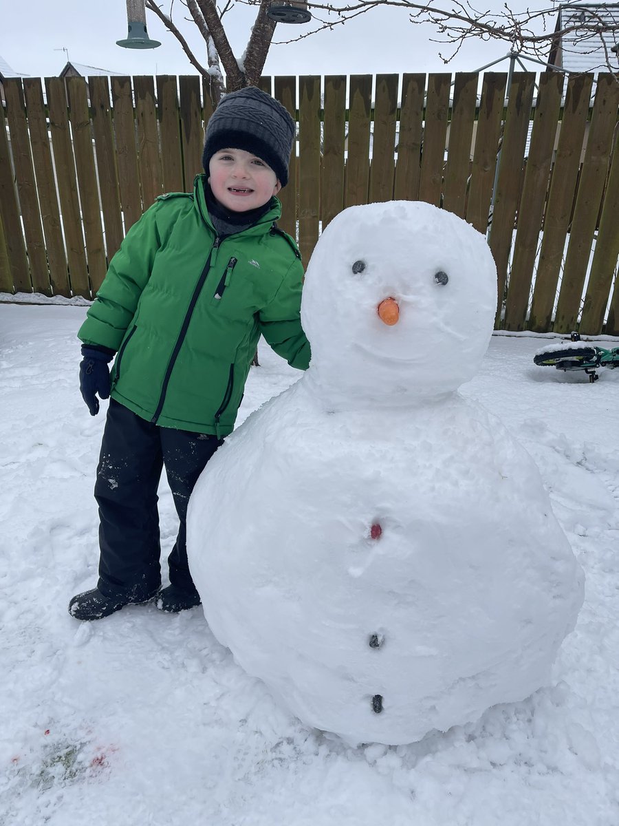 GazMcIntyre's tweet photo. There’s always enough snow for a snowman!!! ⛄️❤️👨👦 #insch #snow #scotsnow #snowman #family #love #baltic @WindyWilson88 #aberdeenshire #2inches https://t.co/ZTeiVExRua